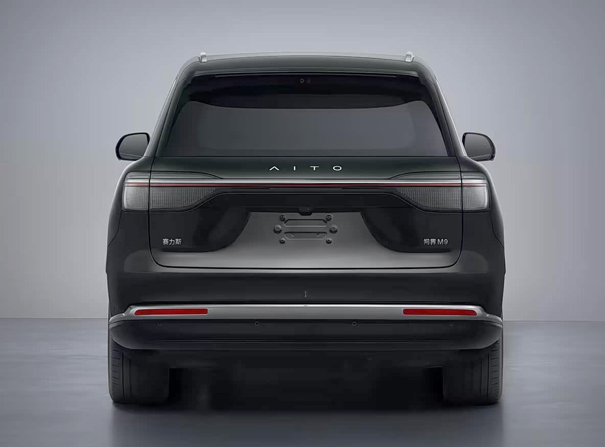 新款问界M9首张实车图来了，更大面积镀铬装饰，看着更豪华了。