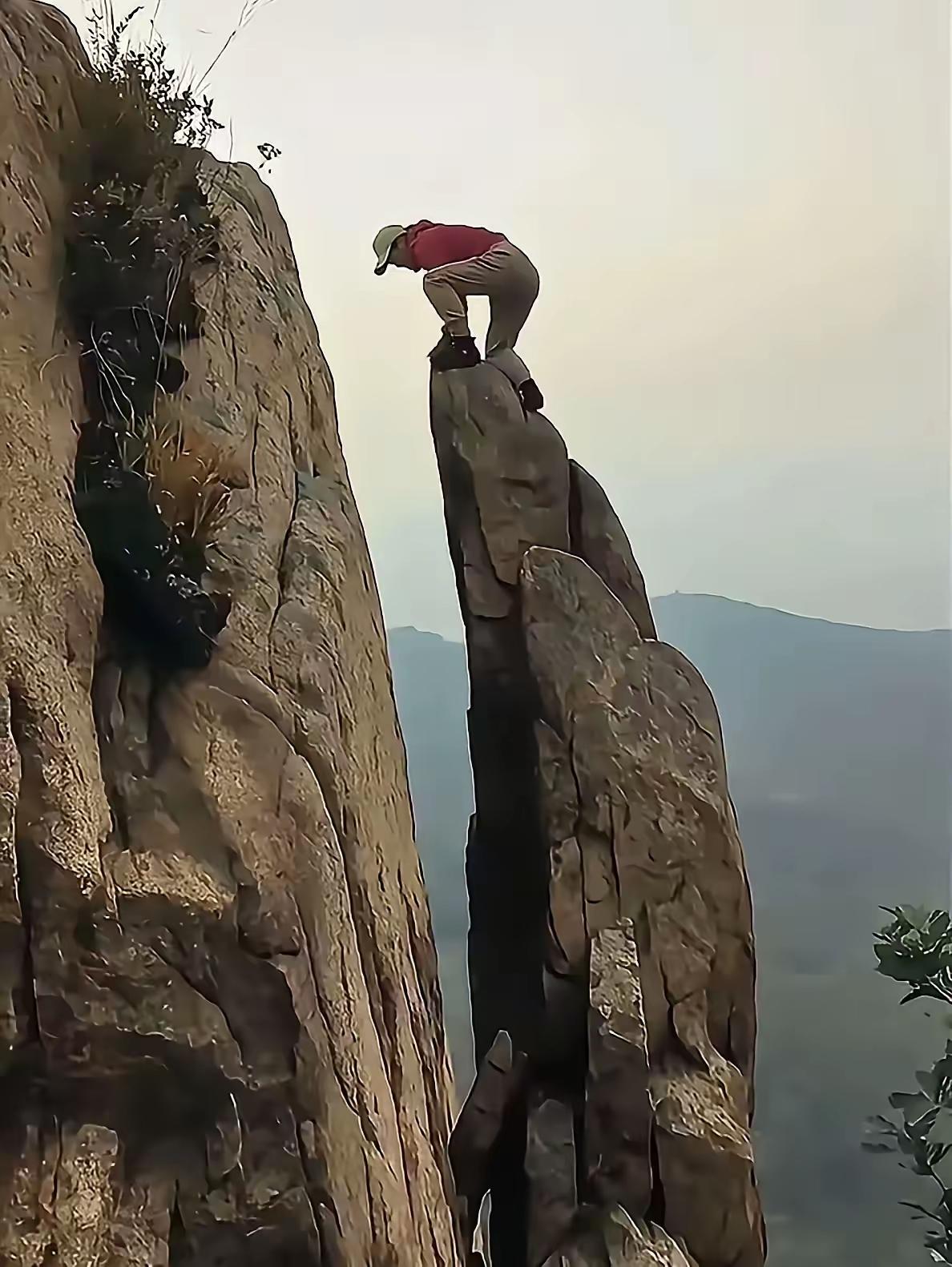 这种人就是闲的蛋疼，整天就知道作死，哪天真发生意外了，这种人根本不值得同情。大