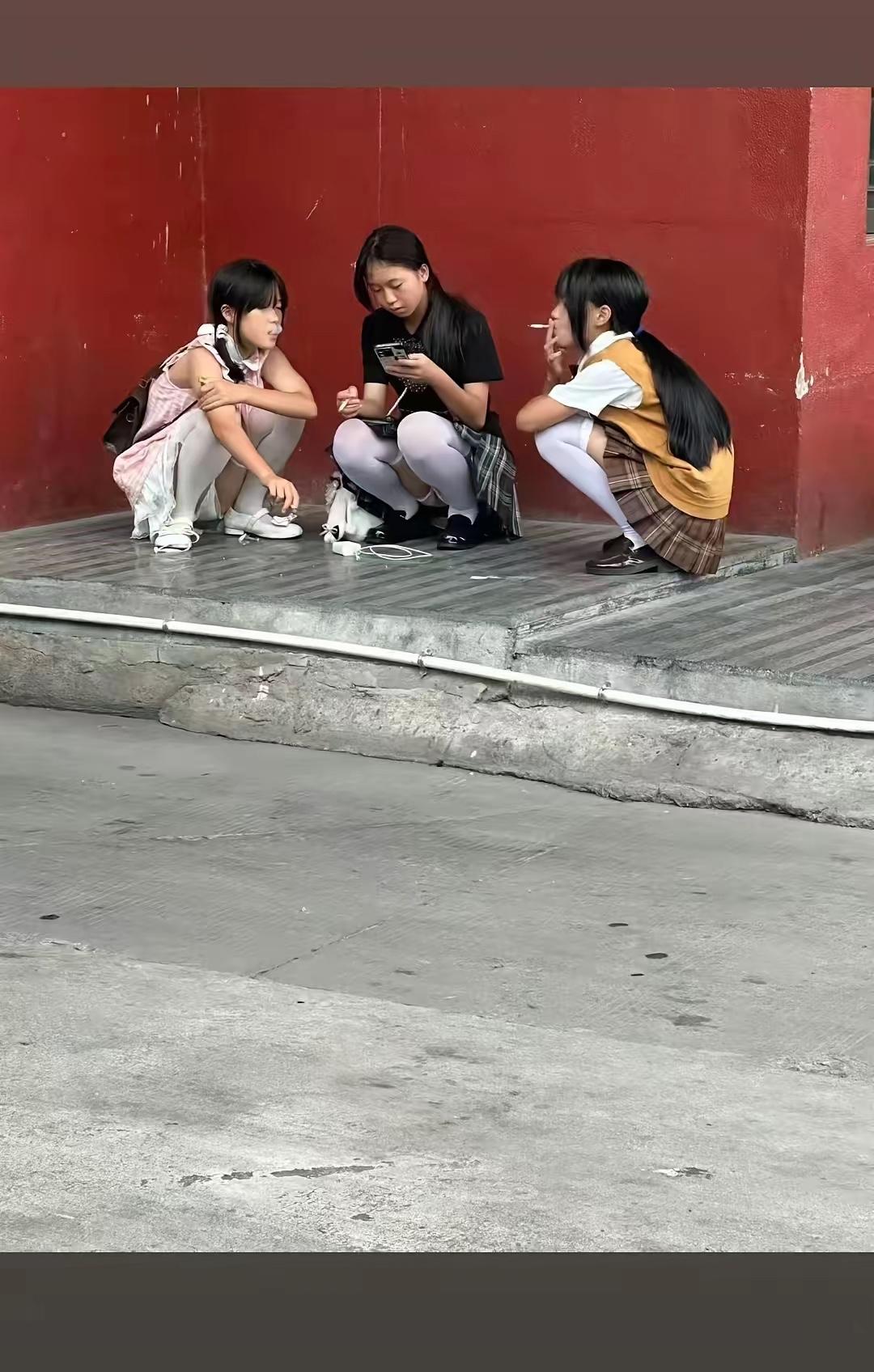 看到这一幕，心里不是滋味，现在的小孩咋了