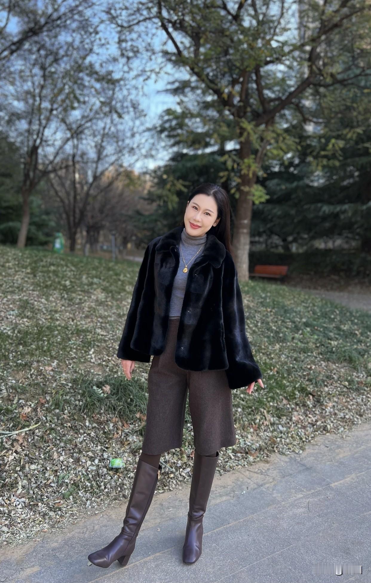 舒服又好看的穿搭有哪些秋日穿搭指南：毛绒外套+高筒靴，温暖又时尚！🍂👢