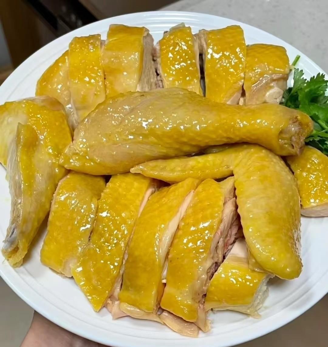 就在昨天，白切鸡又火了！说到白切鸡，广东人最有发言权，其他省份做出来的白切鸡基