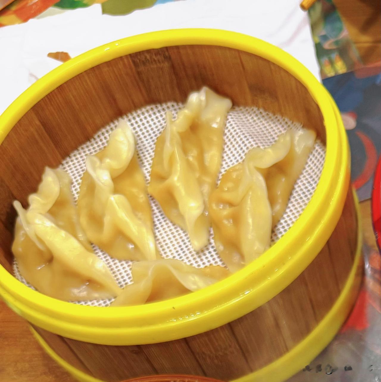 一笼蒸饺里的小确幸早上随手点的这笼蒸饺，端上来时还冒着软乎乎的热气，皮儿裹得