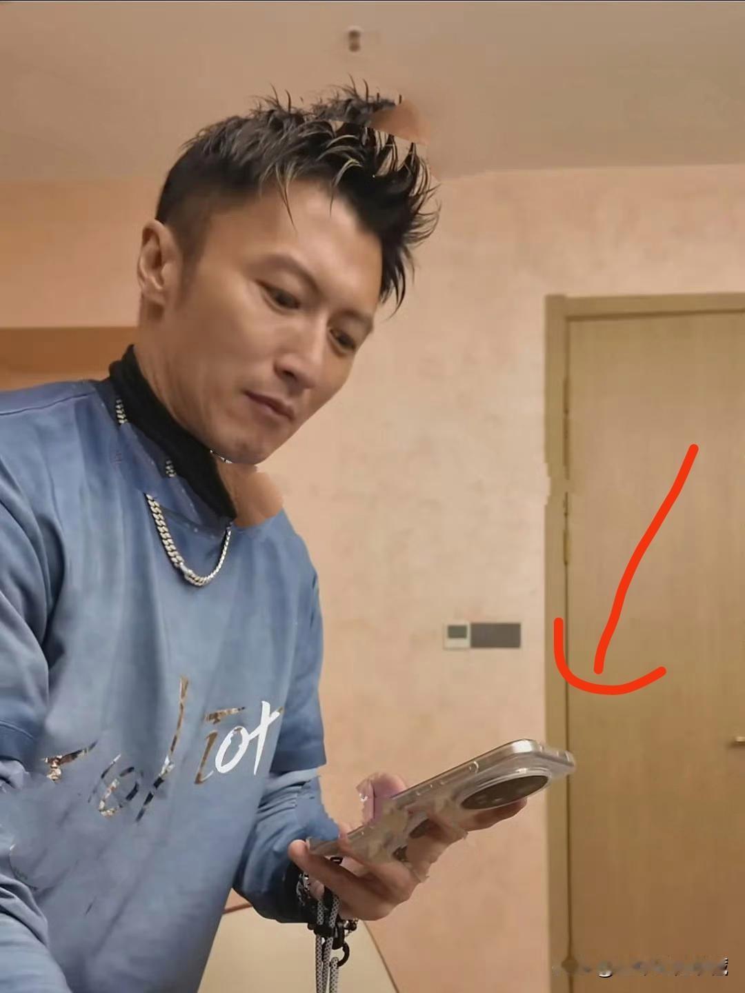 谢霆锋也酷爱国产华为手机，谢霆锋在吃饭时候晒图的时候，手里拿着华为手机荣耀拍照，