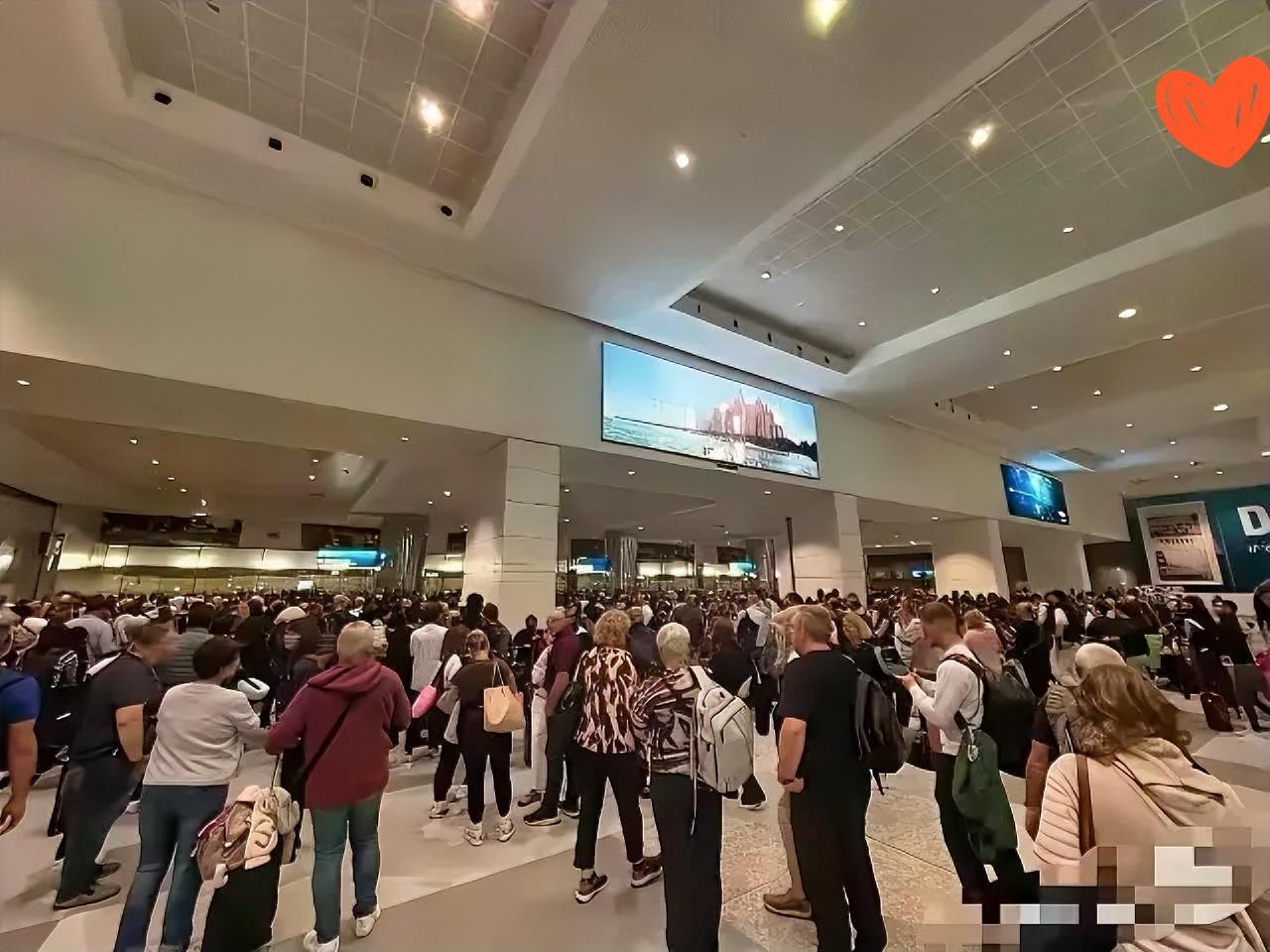 超20000人滞留，迪拜机场已经没有航班了平时壕无人性的迪拜，说停飞就停飞，上