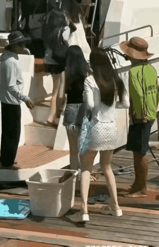 我一直有一个问题，为什么上游艇要脱鞋。