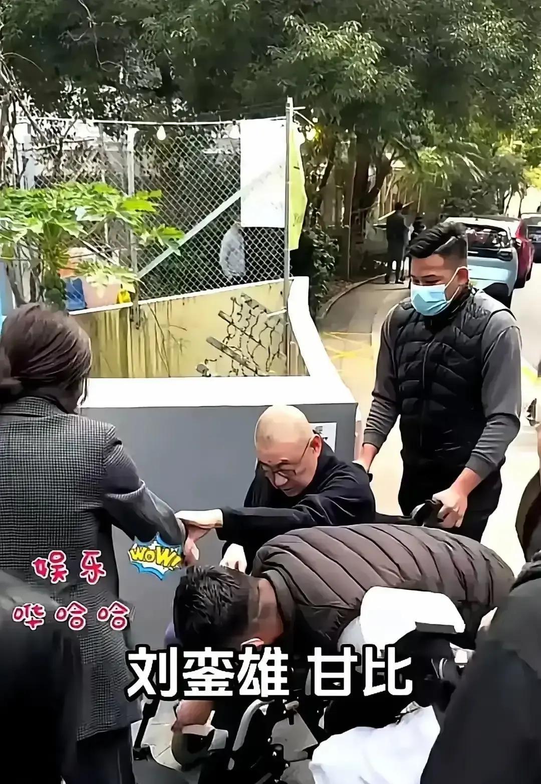 他尿出来的不是水，是血。那个曾经叱咤商界、在此前人生里似乎无所不能的74岁老