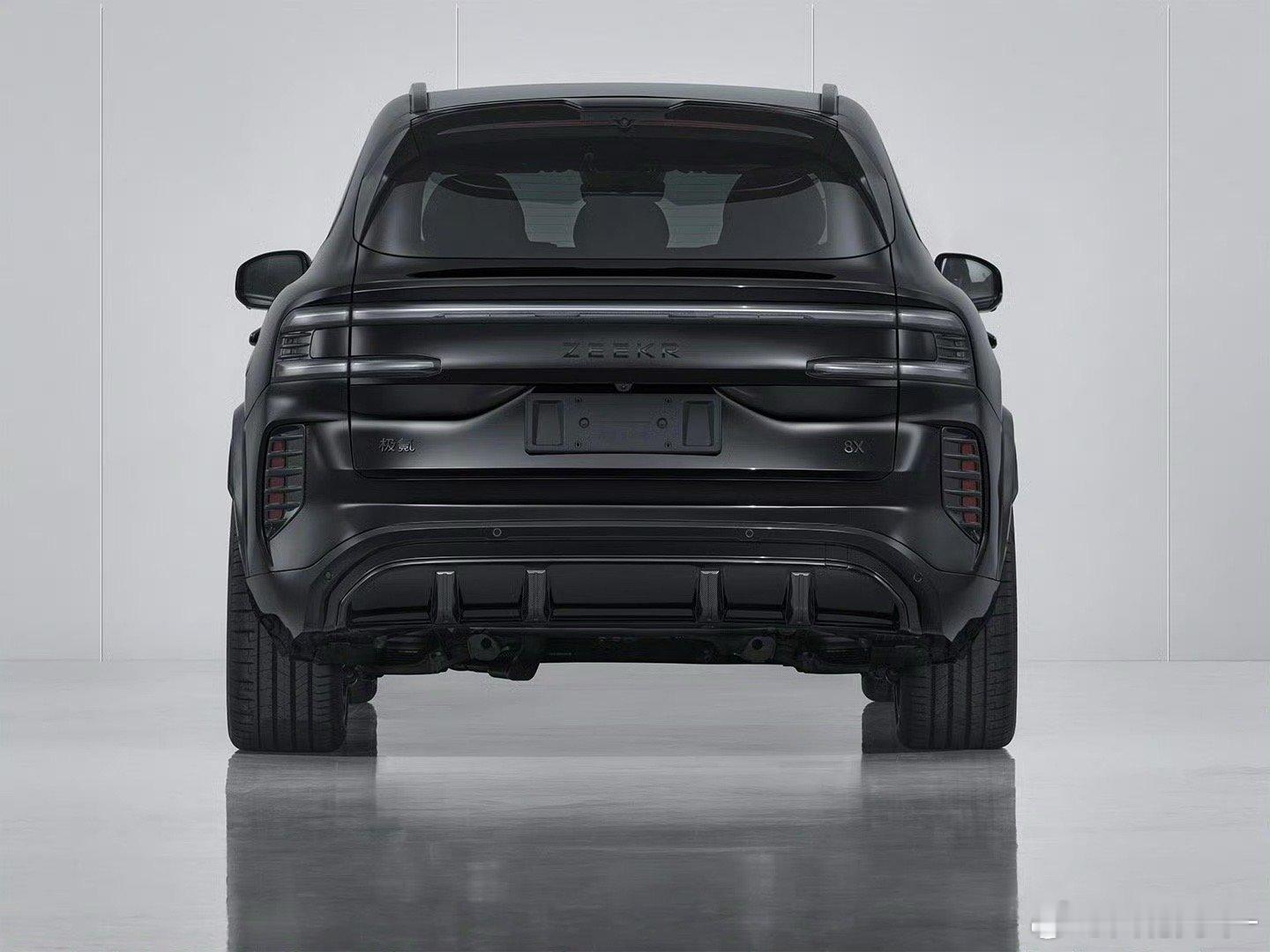 汽车配315mm后宽胎，极氪8X性能版亮相。全车黑武士套件加碳纤维打造，橙色