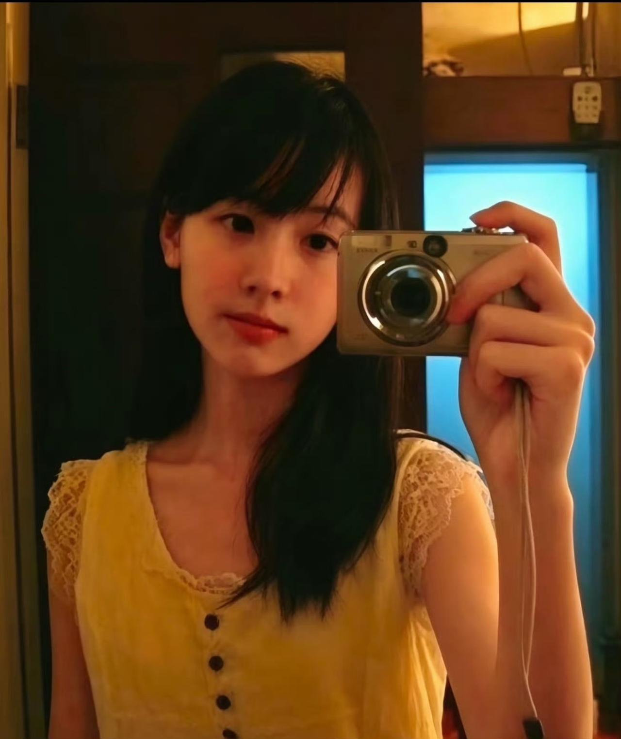 一组中学时期的陈都灵旧照曝光，自带如同真人BJD娃娃一般的清冷感。旧照片里