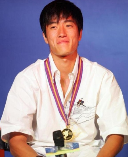 2004年刘翔跨栏夺冠后，开发商送他一套价值百万的房子，他豪气地送给教练，不料，