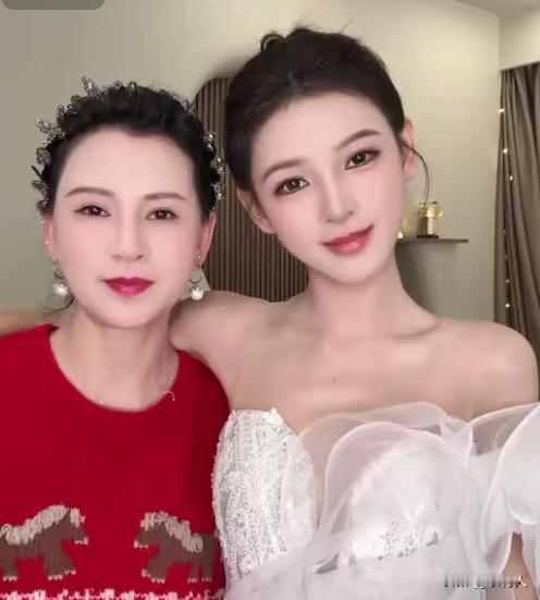 张予曦和妈妈站在一起，根本不像母女俩。简直像双胞胎姐妹，母女俩长得太像了。