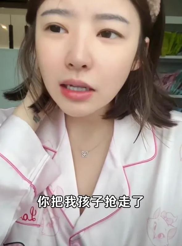最近，黄一鸣在直播间哭诉女儿被抢走，引发了大家的关注。但被抢走的原因并非是王健林