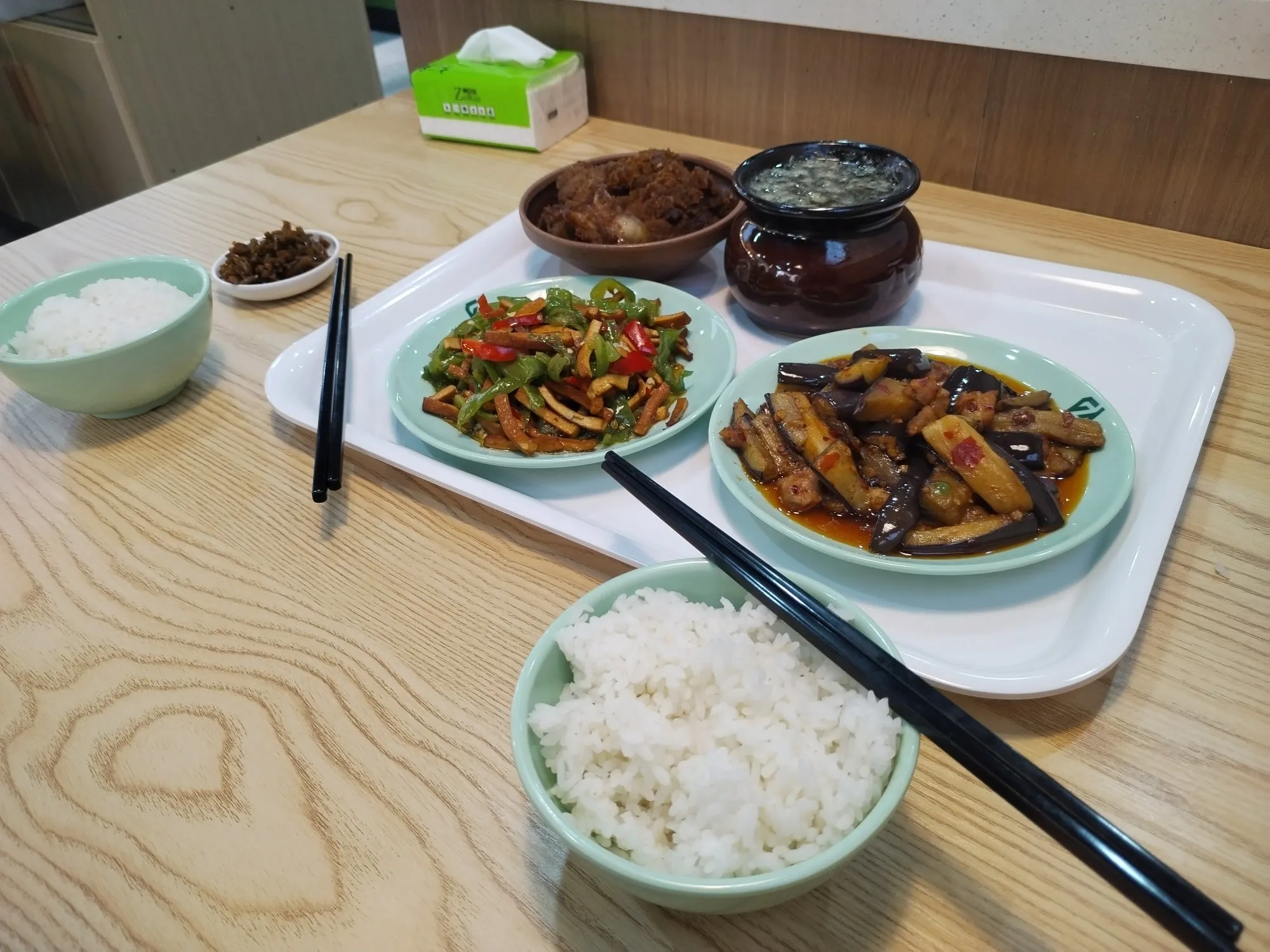 今天气温陡升，中午懒得烧饭，到一家小份菜餐馆点了几个菜。一盘红烧茄子，一盘青椒香