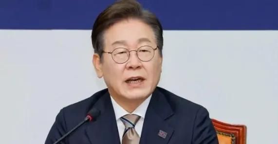 李在明在美韩近期的外交博弈中，展现出极强的务实博弈思路。特朗普近期公开要求韩国大
