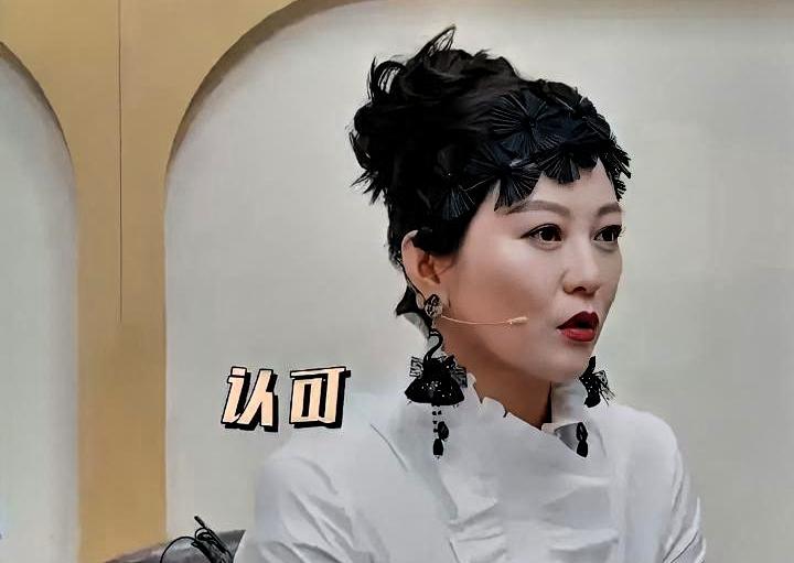 郝蕾当着谢依霖的面说了一句：“我对你的印象不是特别好。”我跟你说，这话换任何