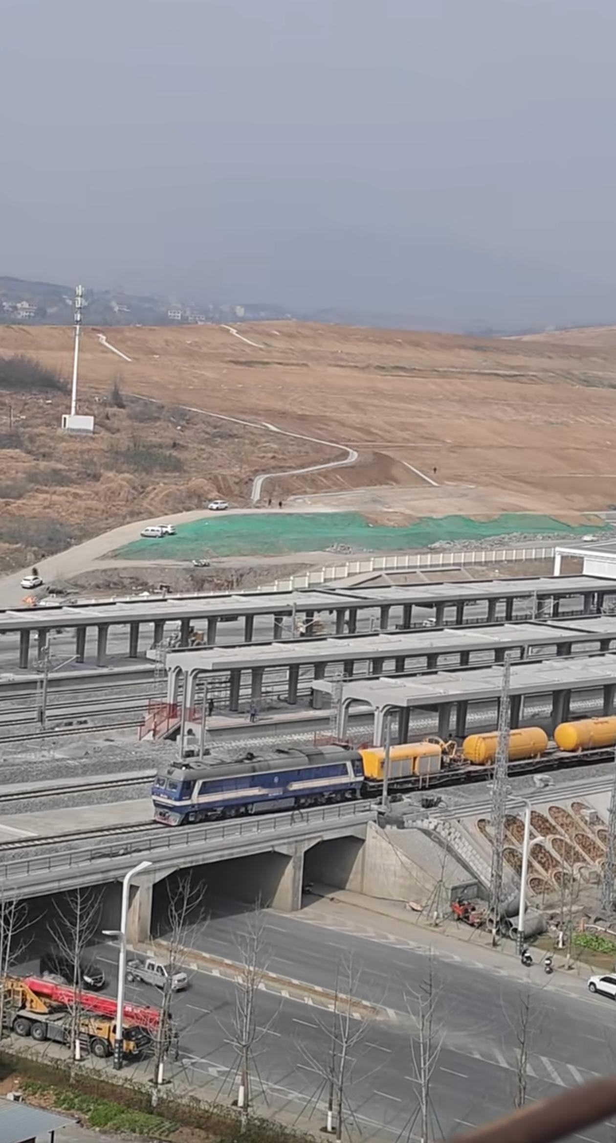 安康高铁站火车已进站，太好了！尽管不是开通运营，可能是运送材料，或者是在试路，但