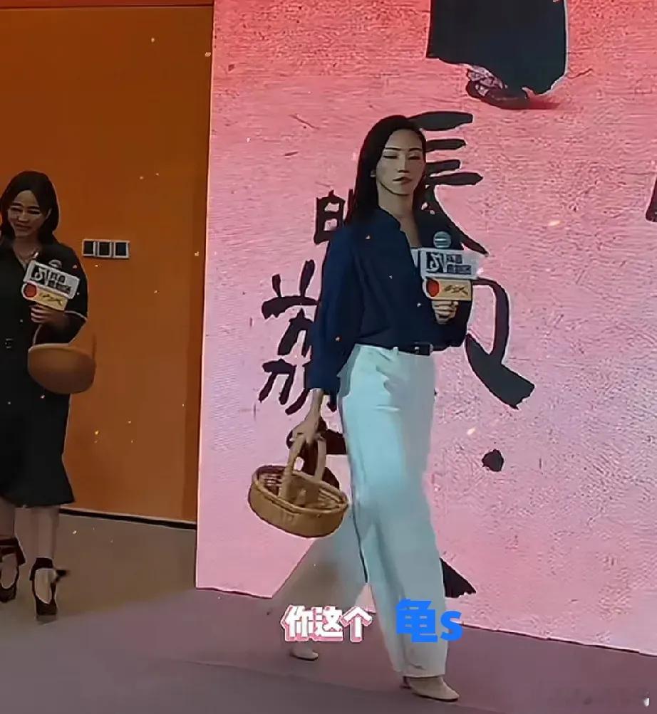 那尔那茜被女观众大骂，狠狠瞪了一眼岳云鹏看了一眼雷佳音，雷佳音尴尬一笑。这么大声