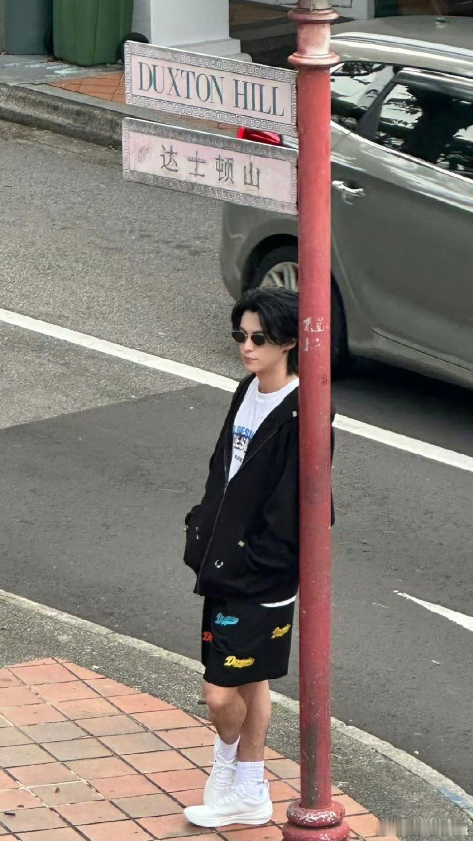王鹤棣巡店了，帅气的自家品牌穿搭，真的巡视了店面的每一个角落，连阳台都没有放过哈