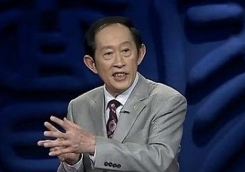 王立群说：“贪官只有一个特点，那就是蠢。你不缺吃，不缺穿，不缺钱花，每个月的工资