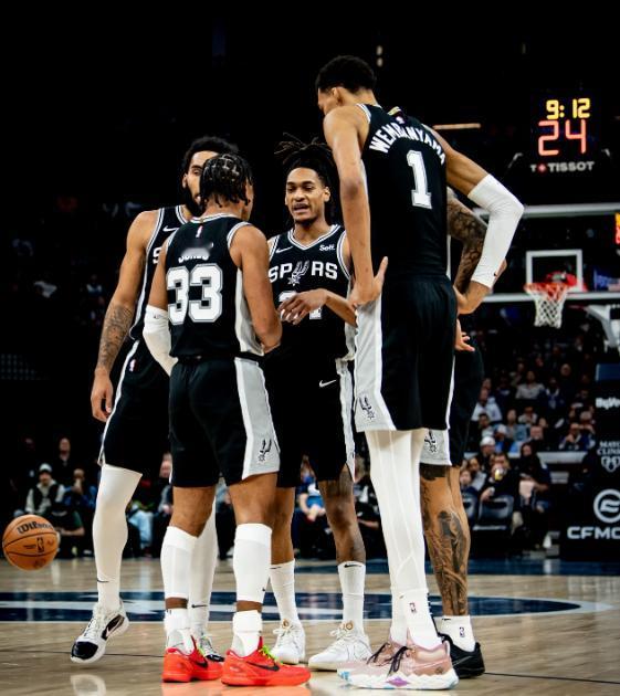 马刺61胜的背后，不是文班亚马一个人变强了，而是整支球队变聪明了。上赛季34