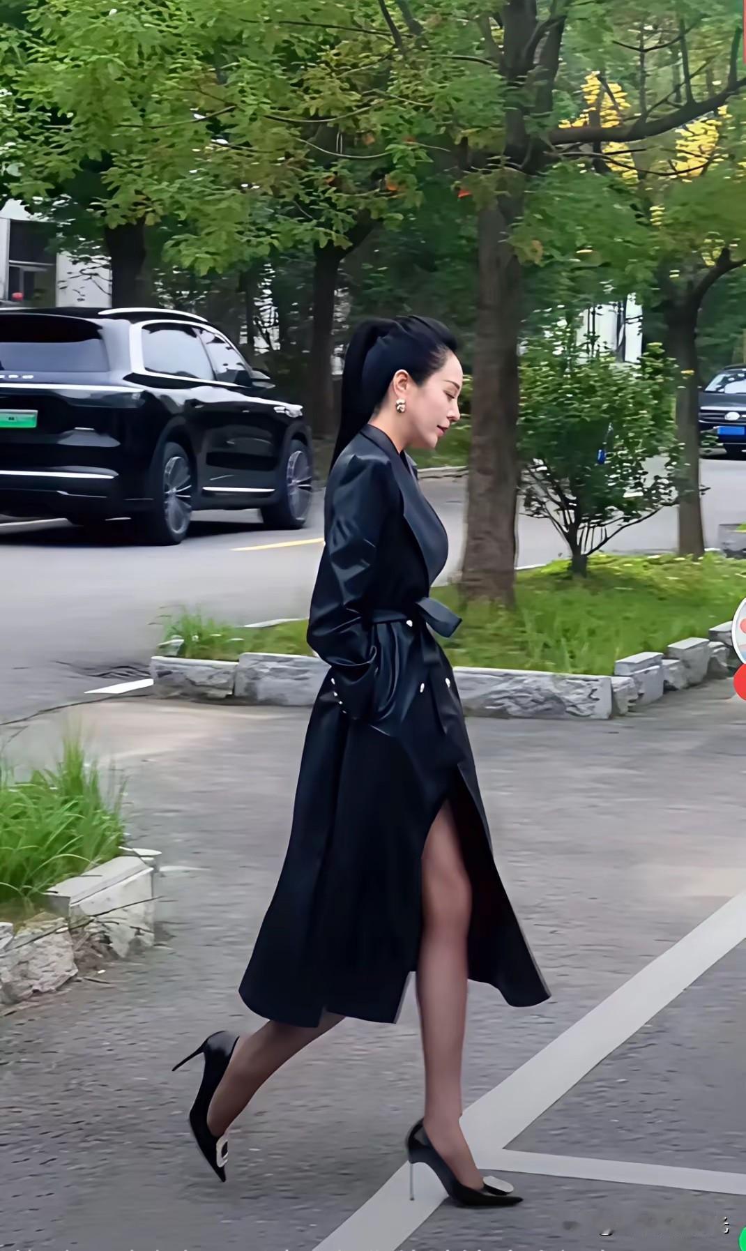 秋天来了，皮衣和高跟鞋搭配起来真的好好看女人如何穿高跟鞋显得很洋气高跟鞋