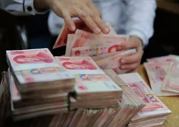 百万存款竟成银行"包袱"？揭秘银行悄悄"劝退"大额储户的真相！存款新规"您