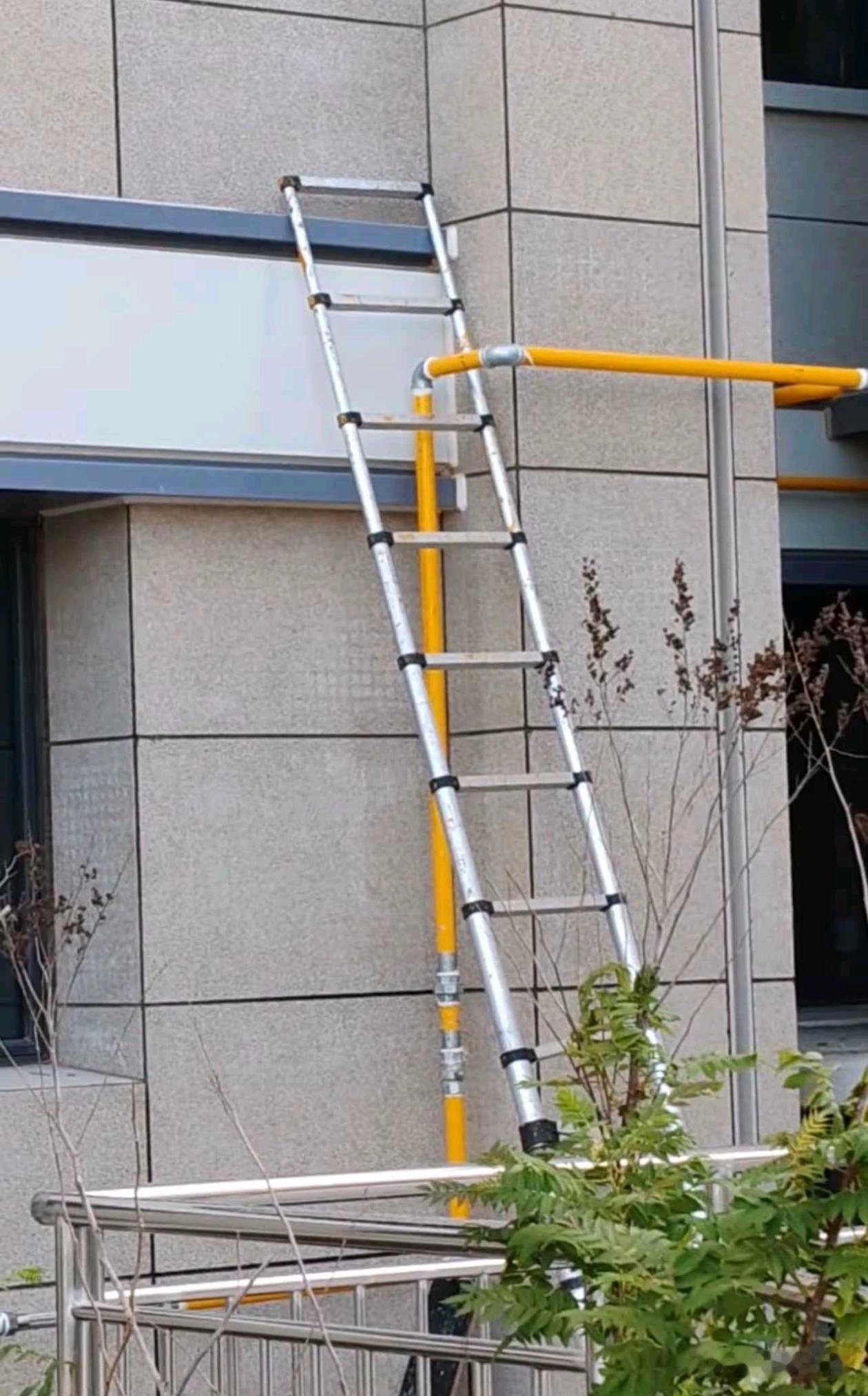 修完水管的师傅取楼梯时天塌了