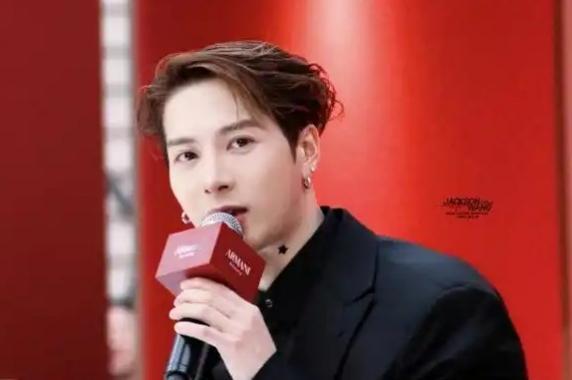 王嘉尔太刚了！2月19日，阿玛尼发文祝福中国新年快乐，用的却是“LunarN