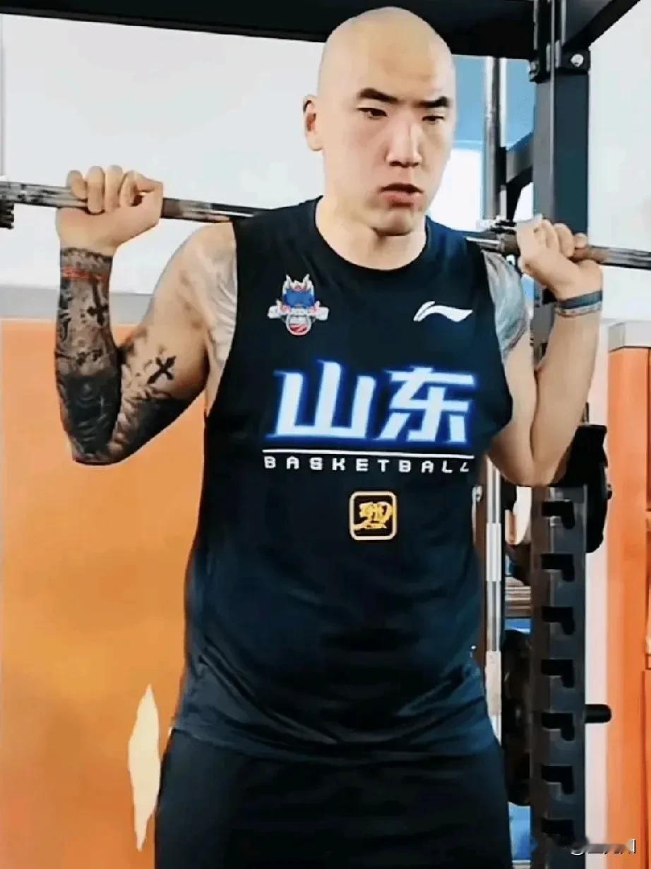 从头做起，剃头明智。陶汉林休赛期训练换了新发型，严格意义来说，是没有发型。不得不