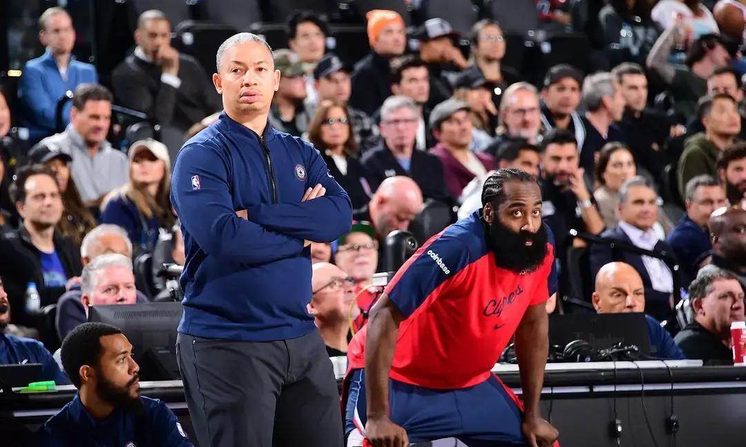 祖巴茨真要换？哈登一句话把快船逼上热搜消息一出，球迷群里炸锅。哈登赛后随口