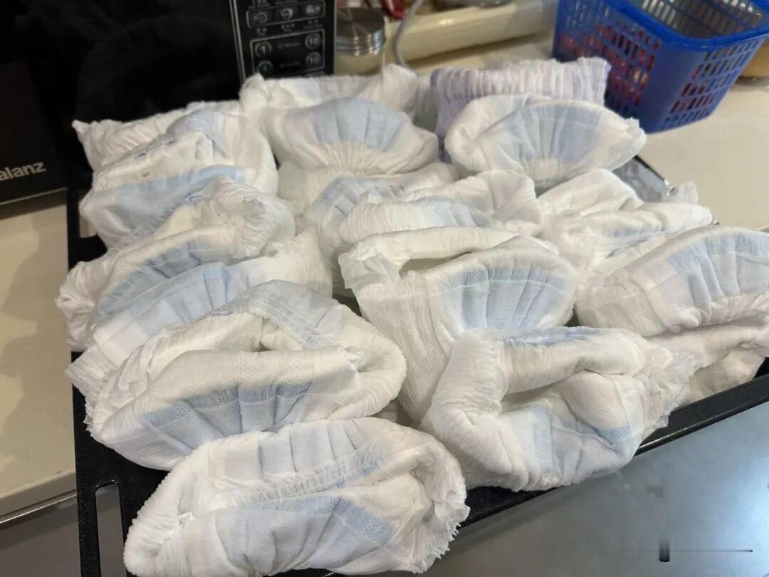 恐慌之下，有妈妈把纸尿裤塞进了烤箱。用旧的纯棉被套或床单，剪成布条，每次用后洗涤