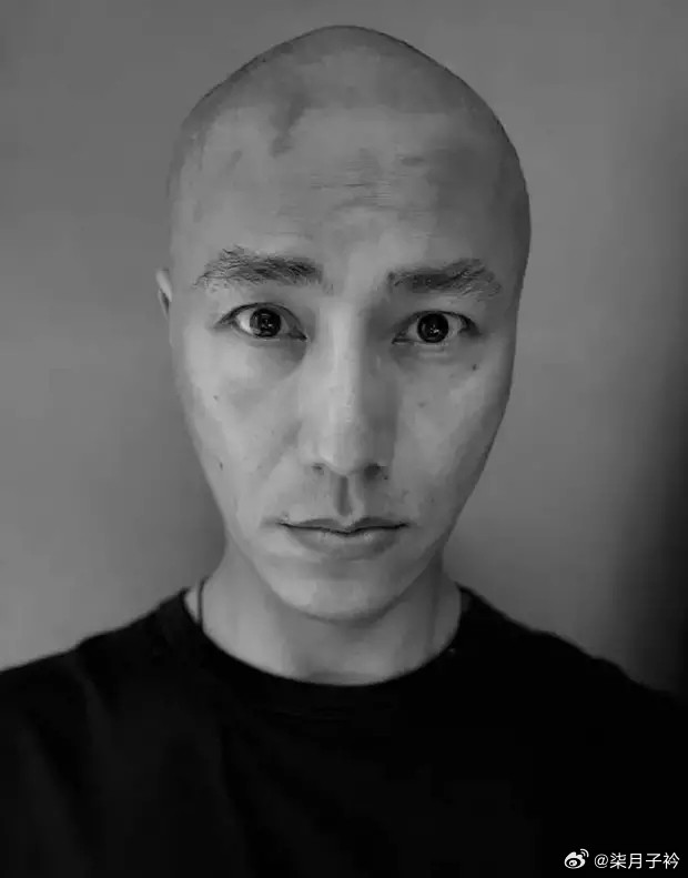 陈坤晒光头照苦恼头不够圆，黑白大片勾勒英俊五官​​​