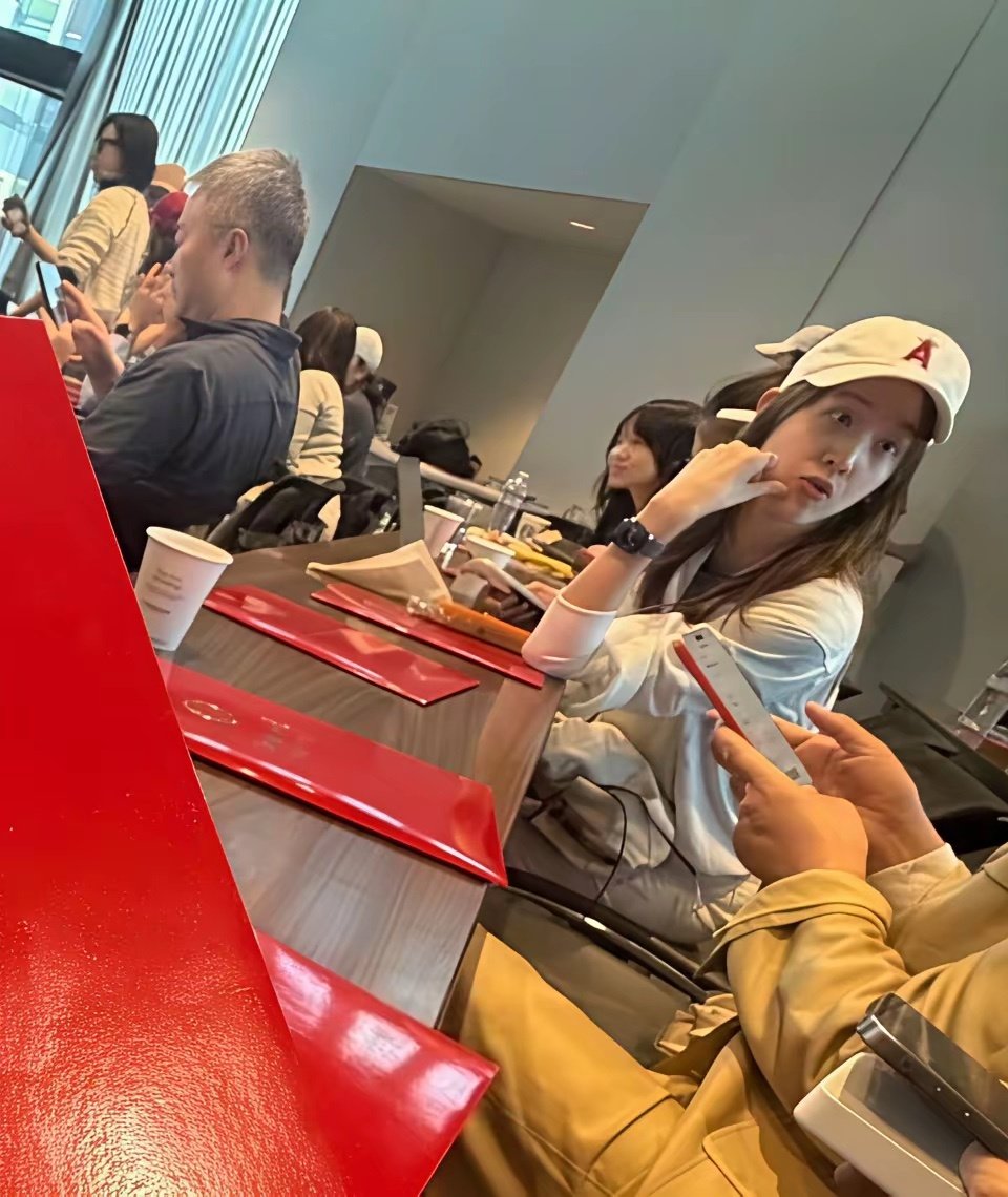 章泽天已经生了两个孩子了，但是好像一直在读书，感觉她靠了校花的名头吃了一辈子​