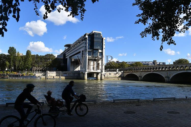 法国狠砸美元霸权！清空129吨美储黄金，白宫急得跳脚无对策法国这一波“清仓