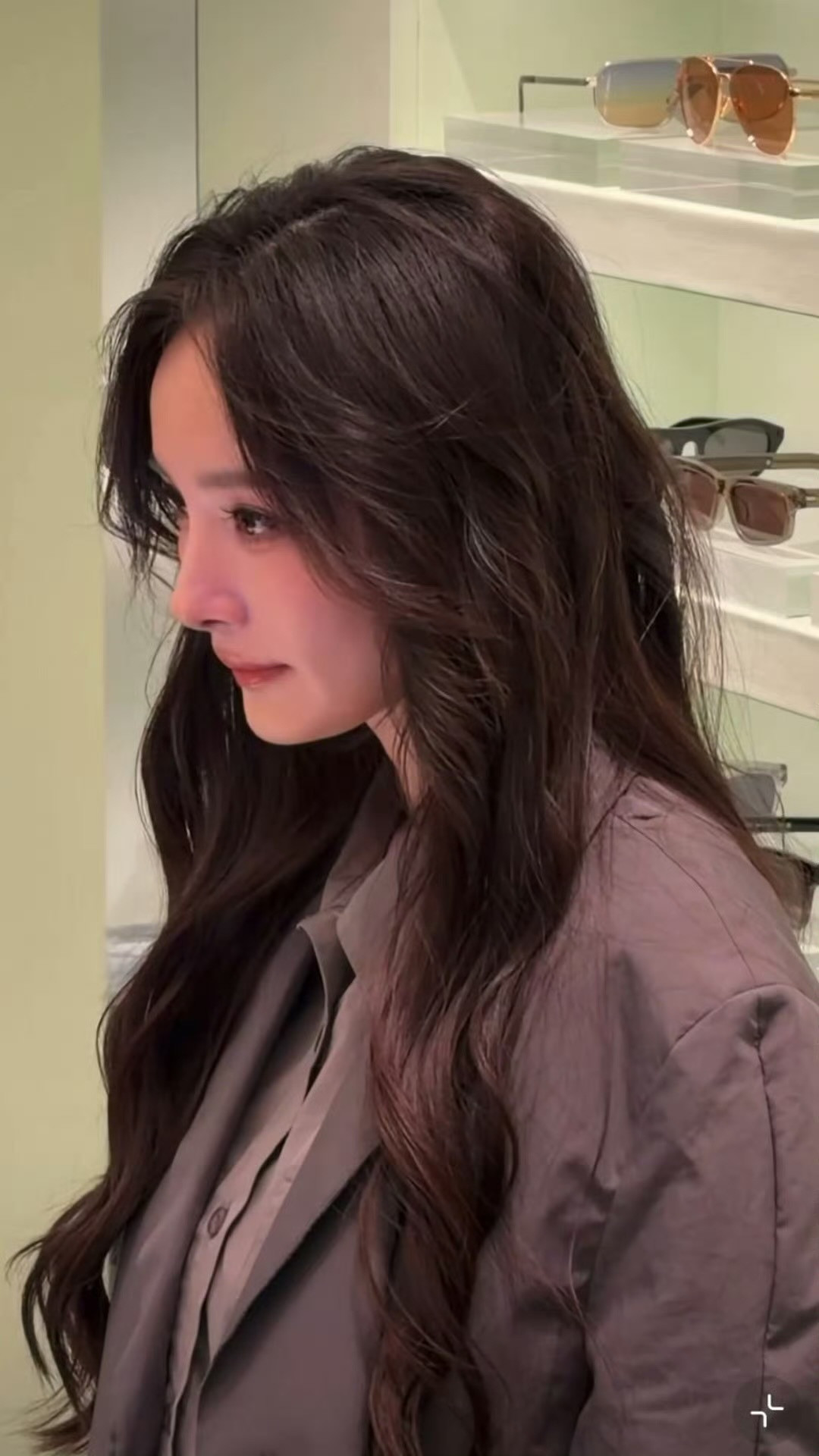 杨幂穿Prada的女王行走的时尚衣架子这个脚脖儿太细了