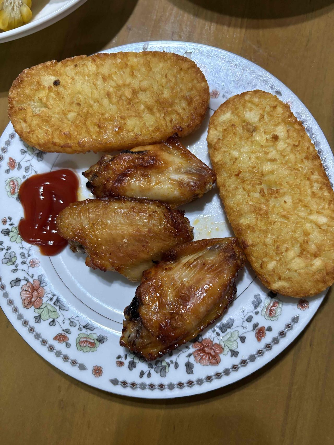 吃个简单的早餐，两块薯饼，三个鸡翅。用空气炸锅15分钟搞定。吃起来的口感