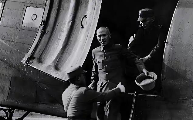 1949年蒋介石在成都留下最后30架飞机，想带走黄埔独苗，结果心腹教官一个转身，