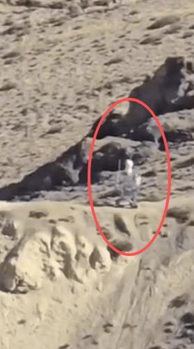 印边境实控线附近，一名印度网民举着手机拍摄中国一侧的边境哨位，镜头里不是持枪的士