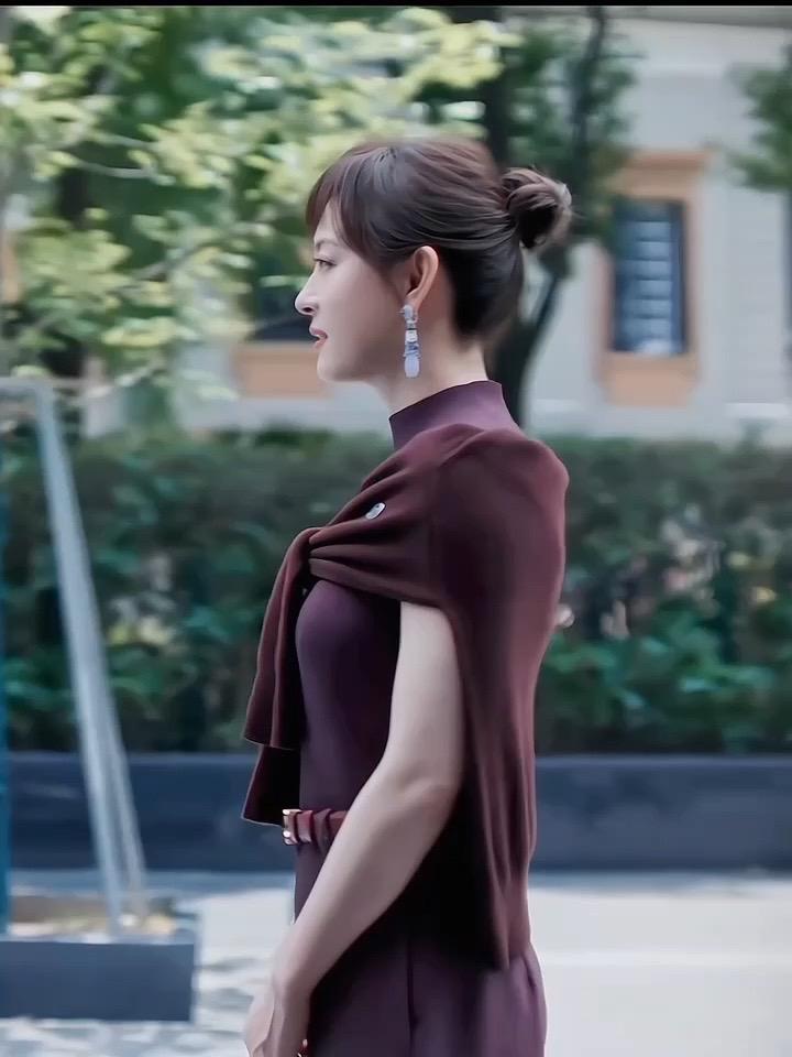 “这才是一个女人该有的样子，车会开，饭会做，挣点小钱，如愿的去买喜欢的...
