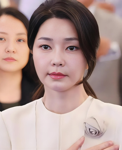 完了，金建希真正的苦日子开始了，可能要被逮捕了！据韩联社报道，当地时间8月7日，