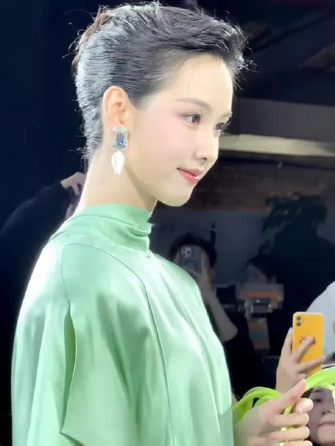 陈都灵出席时尚活动的时候搭配了一身水绿色的裙子，裙子上有很美的褶皱设计，有着模特