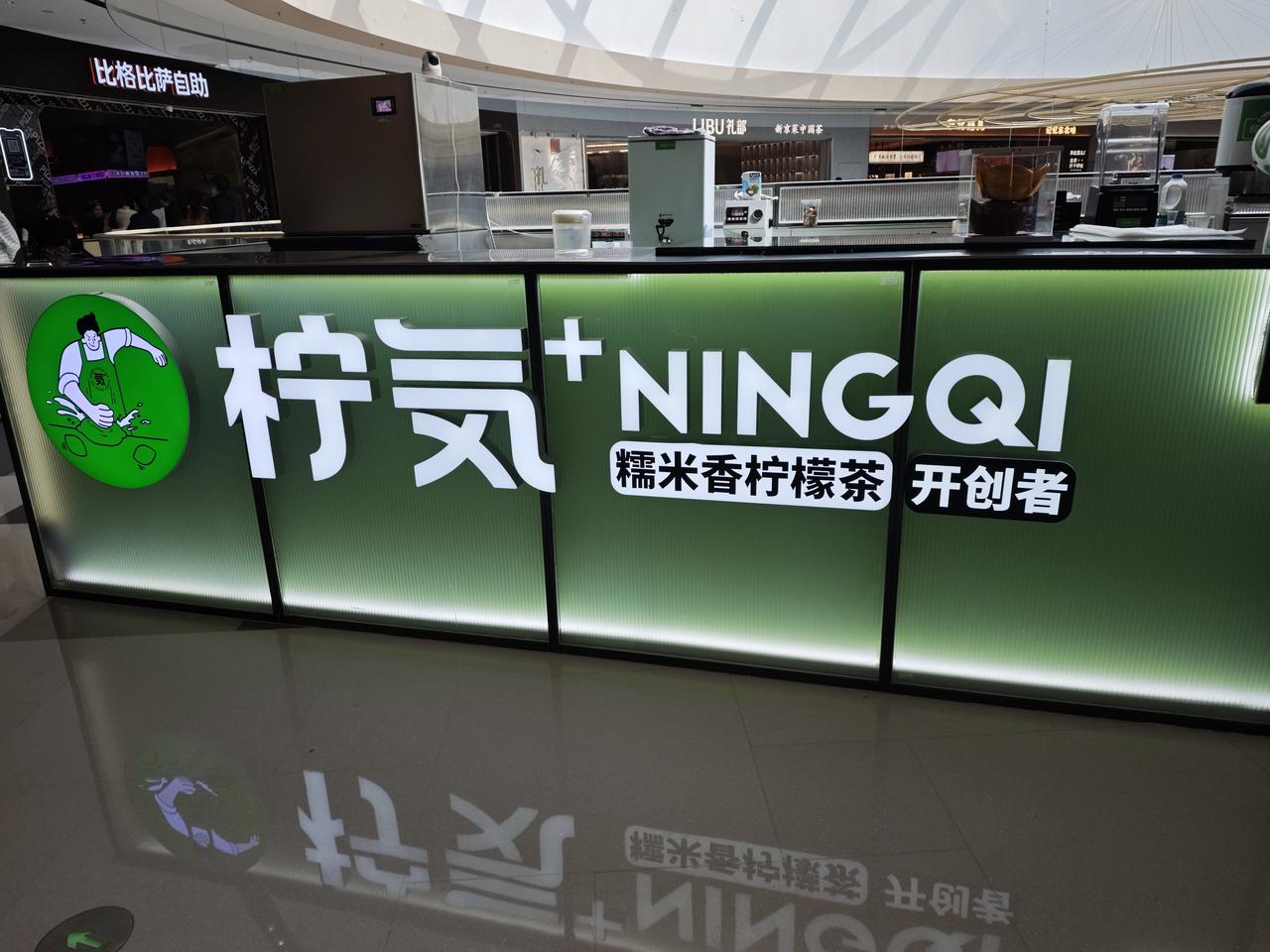 现在好多人写中国字都不走寻常路了。有个写了二十多年书法的朋友，精心写了三小时的小