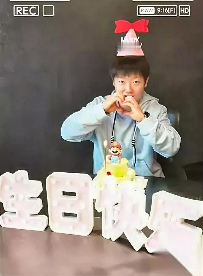 凌晨刷到莎莎的抖音——居然是爸妈陪她吹蜡烛！谁能想到啊，莎莎大半夜不睡觉