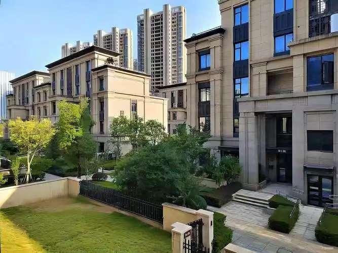 霸王条款？山东济南，男子在某高档小区买了套房，物业费是按五星级标准缴纳，每平2.