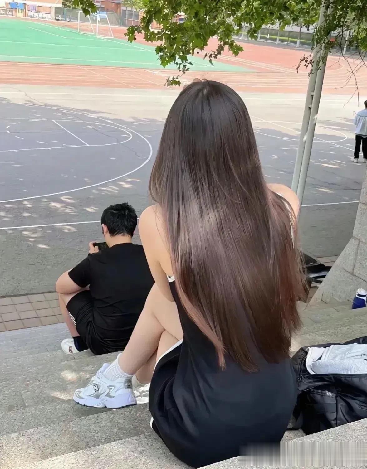看球的小姐姐身材真的很好！