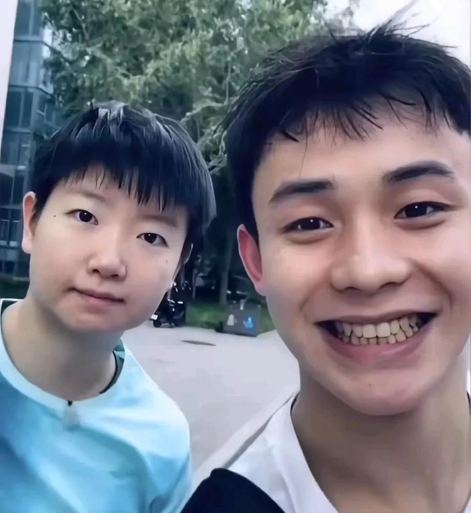 孙颖莎最新合照出来了！旁边站的是跳水队的严思宇，这小伙子看着就精神，一股子鲜活劲