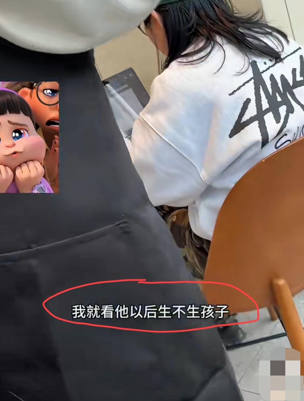 安徽合肥。几个宝妈带孩子去星巴克，都点了咖啡。其中有一个孩子有点吵，惹到旁边座位