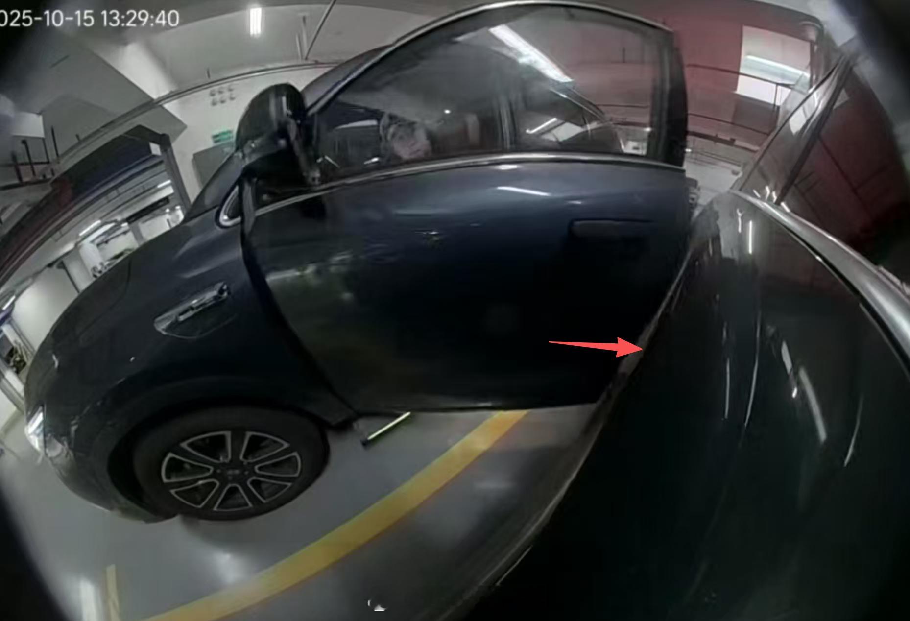 今天遇到位离谱的理想L9车主！在园区停车，我们那个车位三辆中大型SUV，她在园区