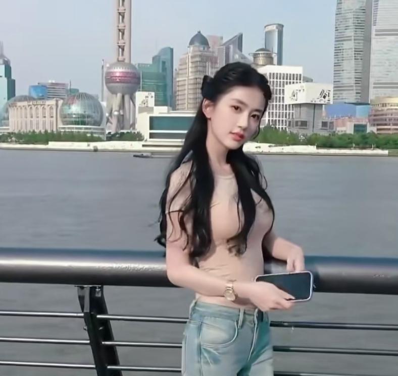 站在上海外滩，吹着黄浦江的风，对岸高楼林立，东方明珠静静矗立，一眼看尽繁华。江