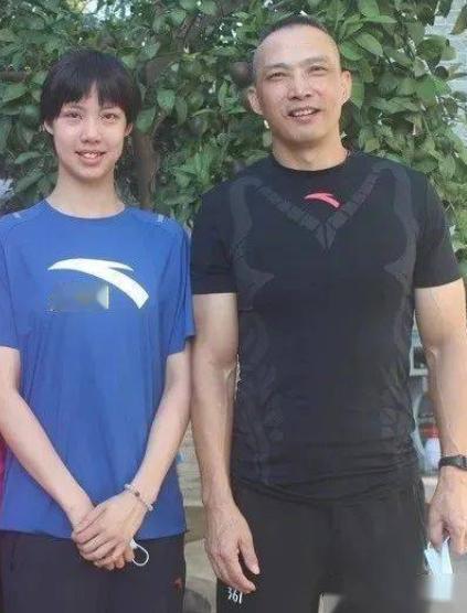 这是彭旭玮的父亲彭喜球，看看这爷俩长得多像！彭旭玮的五官，简直就是从爸爸那里，翻