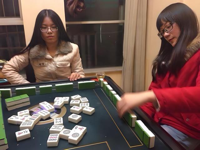 “笑喷了！”男子出去打麻将，正打得起劲，有人急匆匆跑进来告诉他，他妻子来找他了，